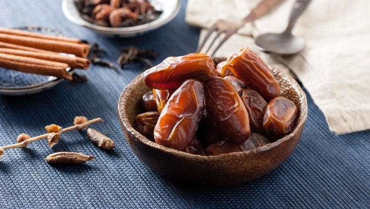 Kita tahu setiap buah memiliki keunggulan masing-masing dari segi kandungannya. Berikut manfaat kurma bagi ibu hamil yang perlu Bunda tahu.