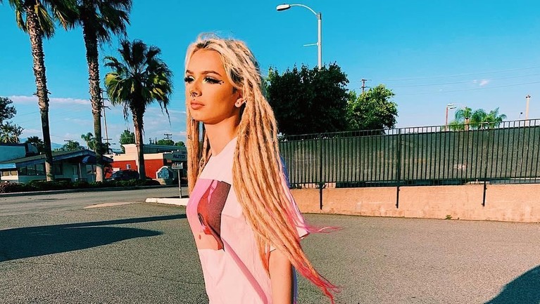 Berikut ini potret pesona Zhavia Ward yang diajak berduet oleh Zayn Malik dalam lagu A Whole New World yang jadi soundtrack film Aladdin.