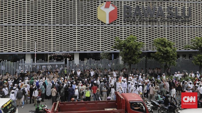 BPN Prabowo-Sandi diklaim memiliki bukti penguat dugaan pelanggaran pemilu, namun tak sempat diserahkan karena Bawaslu terlanjur menolak laporan mereka.