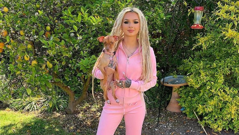 Pesona Zhavia Ward Teman Duet Zayn Malik di 'A Whole New World' Berikut ini potret pesona Zhavia Ward yang diajak berduet oleh Zayn Malik dalam lagu A Whole New World yang jadi soundtrack film Aladdin.