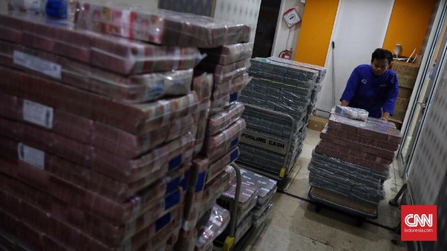 Merosotnya margin bunga bersih menyeret laba bank pelat merah. Hal itu mengakibatkan laba bank BUMN cuma tumbuh single digit.