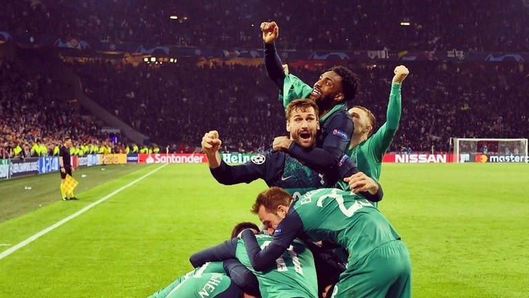 Final Champions League mempertemukan tim Liverpool dengan Tottenham Hotspurs di Madrid. Berikut potret selebrasi para pemain dari kedua tim saat masuk final.