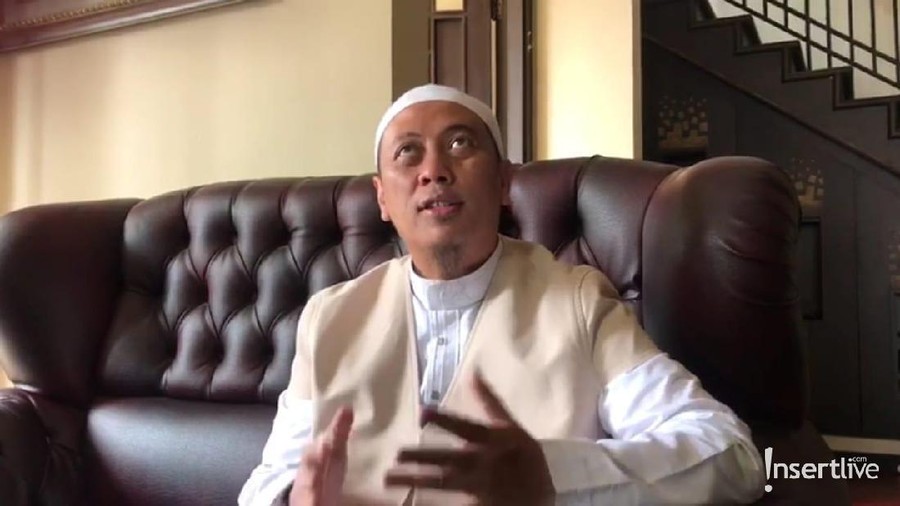 Soal perdebatan Opick yang menerima kepercayaan untuk menjaga rambut nabi Muhammad SAW.