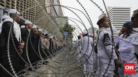 Gunakan Peci dan Serban, Polisi Disebut Langgar Aturan