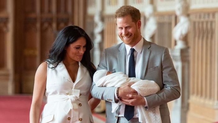 WINDSOR, ENGLAND - MAY 08: Prince Harry, Duke of Sussex and Meghan, Duchess of Sussex, pose with their newborn son Archie Harrison Mountbatten-Windsor during a photocall in St George's Hall at Windsor Castle on May 8, 2019 in Windsor, England. The Duchess of Sussex gave birth at 05:26 on Monday 06 May, 2019. (Photo by Dominic Lipinski - WPA Pool/Getty Images)