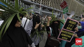 Coba Masuk Bawaslu, Emak-emak Massa Aksi Dorong Kawat Berduri
