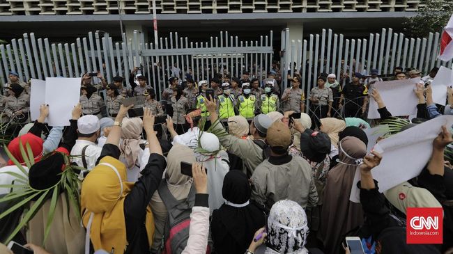Demo Tandingan di Bawaslu, Massa Adu Mulut dengan Aparat Unjuk rasa tandingan yang digelar usai aksi pendampingan laporan BPN Prabowo-Sandi sempat memicu adu mulut antara massa dan polisi.