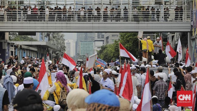 Polisi mengingatkan kepada massa, sesuai Perkap Nomor 9 Tahun 2008, kegiatan menyampaikan pendapat di muka umum dibatasi hingga pukul 18.00 WIB.