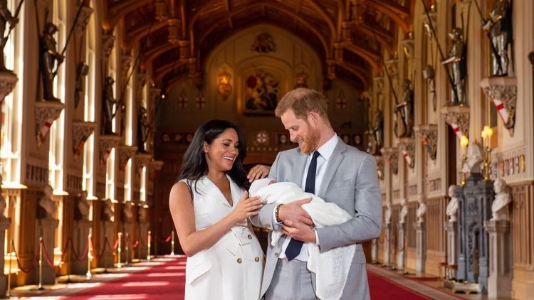 Dalam enam minggu, Pangeran Harry dan Meghan Markle sampai tiga kali mengganti pengasuh anak mereka, baby Archie.