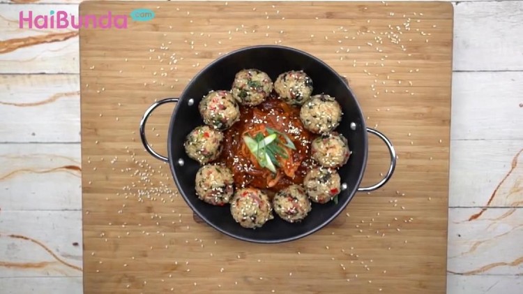 Bosan dengan menu sahur yang itu-itu saja? Bunda bisa mencoba resep Nasi Kepal Ala Korea berikut ini.