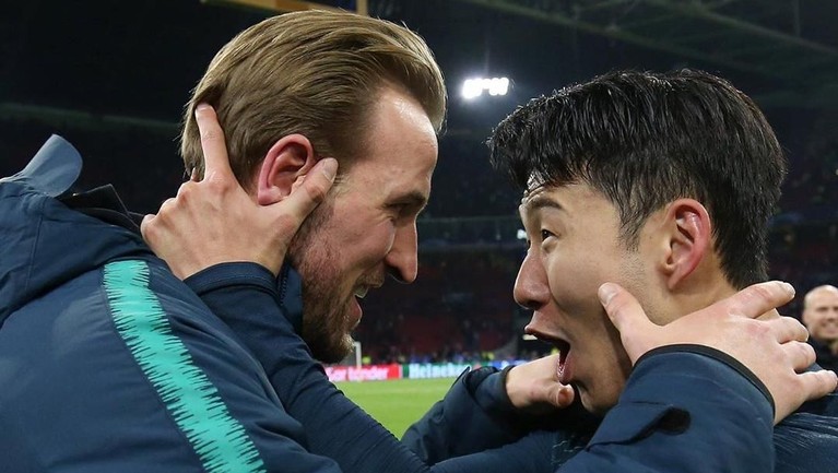Selebrasi Liverpool & Spurs Menuju Final 'Champions League' Final Champions League mempertemukan tim Liverpool dengan Tottenham Hotspurs di Madrid. Berikut potret selebrasi para pemain dari kedua tim saat masuk final.