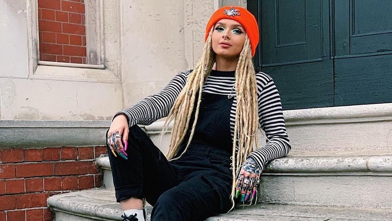 Pesona Zhavia Ward Teman Duet Zayn Malik di 'A Whole New World' Berikut ini potret pesona Zhavia Ward yang diajak berduet oleh Zayn Malik dalam lagu A Whole New World yang jadi soundtrack film Aladdin.