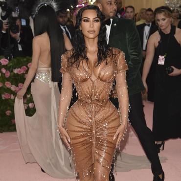 Apakah Benar Kim Kardashian Potong Tulang Rusuk Agar Langsing?