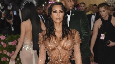 Apakah Benar Kim Kardashian Potong Tulang Rusuk Agar Langsing?