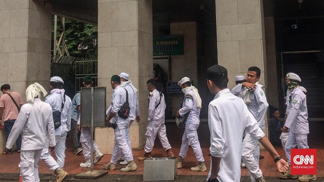 Sejumlah orang yang mengenakan atribut FPI datang bertahap ke Masjid Istiqlal, Jakarta, Jumat (10/5), dengan tujuan mengawal pelaporan kecurangan pemilu.