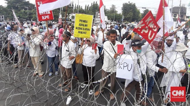 Menurut Gus Ali aksi turun ke jalan merupakan bentuk emosi dan kekerasan yang malah bisa menambah permasalahan baru di negeri ini.
