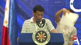 VIDEO: Duterte Dihinggapi Kecoak Saat Pidato Kampanye