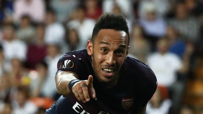 Penyerang Arsenal, Pierre-Emerick Aubameyang, dapat perlakuan buruk dari fan Valencia pada leg kedua semifinal Liga Europa di Stadion Mestalla.