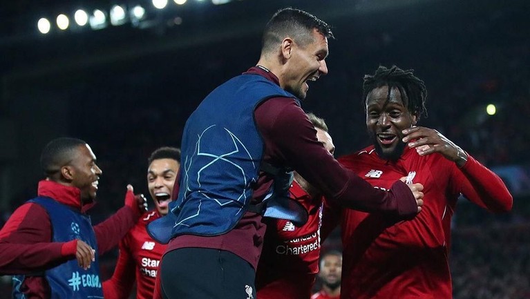 Selebrasi Liverpool & Spurs Menuju Final 'Champions League' Final Champions League mempertemukan tim Liverpool dengan Tottenham Hotspurs di Madrid. Berikut potret selebrasi para pemain dari kedua tim saat masuk final.