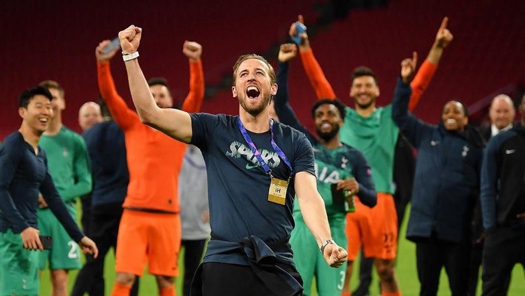 Final Champions League mempertemukan tim Liverpool dengan Tottenham Hotspurs di Madrid. Berikut potret selebrasi para pemain dari kedua tim saat masuk final.