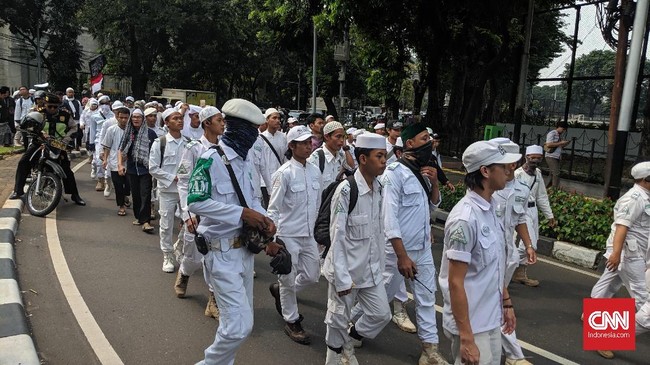 Massa FPI bergerak dari Masjid Istiqlal menuju kantor Bawaslu dikawal ketat aparat kepolisian.