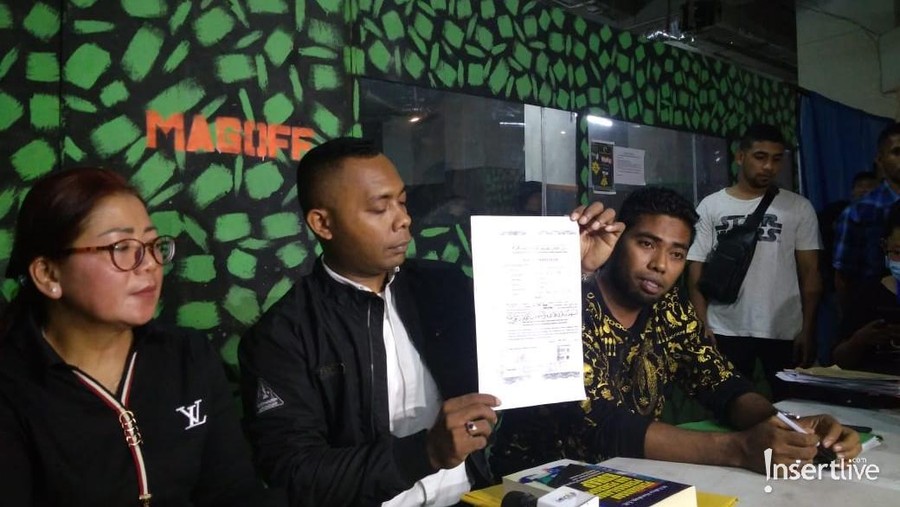 Sang ibunda juga menceritakan kronologi terkait buku nikah yang disebut palsu oleh pihak pengadilan.