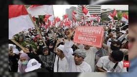VIDEO: Demo Emak-emak Ingin Terobos Gedung Bawaslu