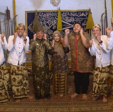 Liburan ke Cirebon, Ivan Gunawan Cuci Muka di Air Keramat