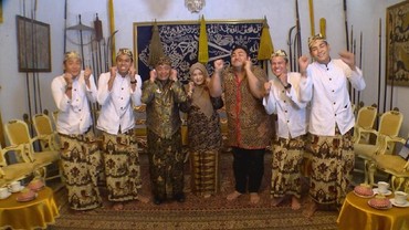 Liburan ke Cirebon, Ivan Gunawan Cuci Muka di Air Keramat