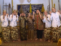 Liburan ke Cirebon, Ivan Gunawan Cuci Muka di Air Keramat