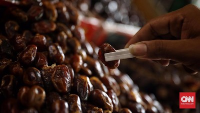 Pedagang kurma menata barang dagangannya di Pasar Tanah Abang, Jakarta, 10 Mei 2019. Saat bulan Ramadan, permintaan buah kurma meningkat tiga lipat dibanding hari biasa. CNN Indonesia/Hesti Rika