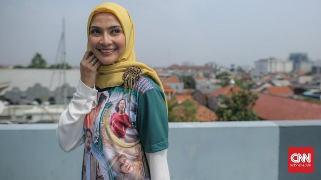 'Si Doel the Movie 2' yang akan rilis esok (4/6) bakal diisi oleh kegalauan Zaenab dalam memutuskan takdirnya atas cinta Doel yang kembali bertemu Sarah.