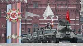 FOTO: Rusia Pamer Pelontar Rudal di Pawai Peringatan PD II