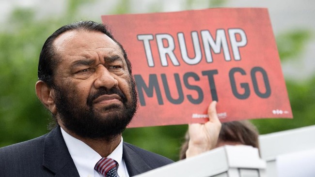Petisi berisi desakan untuk memakzulkan Presiden Amerika Serikat, Donald Trump, yang telah diteken 10 juta orang dikirim ke Kongres pada Kamis (9/5).