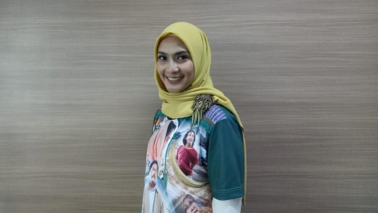 Maudy Koesnaedi punya cara tersendiri untuk mengajari anak puasa: memberi pengertian.