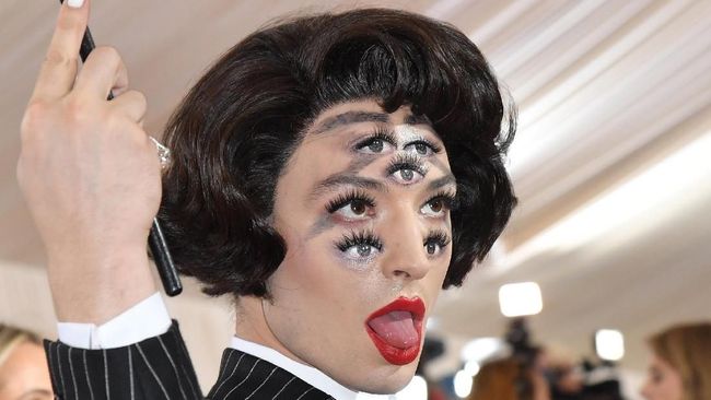 Gelaran Met Gala bakal kembali dilangsungkan secara berbeda dan mendobrak tradisi, setelah tahun lalu ditiadakan karena pandemi Covid-19.