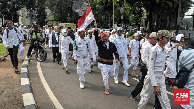 FPI Jabar membantah organisasi tersebut adalah radikal dan melakukan kekerasan.