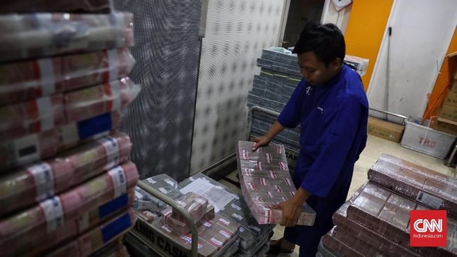 Rupiah Pegawai mendorong troli berisi uang di Cash Pooling Bank Mandiri, Jakarta, 10 Mei 2019. Sekitar 82 persen dari dana tunai sebesar Rp 54,9 triliun yang disiapkan oleh Bank Mandiri untuk Ramadan dan jelang Idul Fitri 2019. CNN Indonesia/Hesti Rika