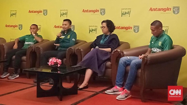 Pelatih Persebaya Surabaya Aji Santoso berharap Azrul Ananda mengurungkan pengunduran diri dari posisi Presiden dan CEO klub Persebaya