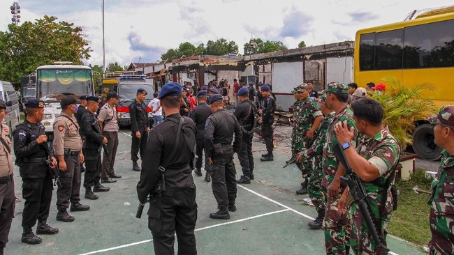 Petugas gabungan bersiaga di halaman Rutan pasca terjadinya kerusuhan yang berujung pembakaran di Rutan Kelas II B Siak Sri Indrapura, Kabupaten Siak, Riau, Sabtu (11/5). Petugas masih terus memburu 31 orang narapidana yang kabur dalam peristiwa tersebut. (ANTARA FOTO/Rony Muharrman/hp).