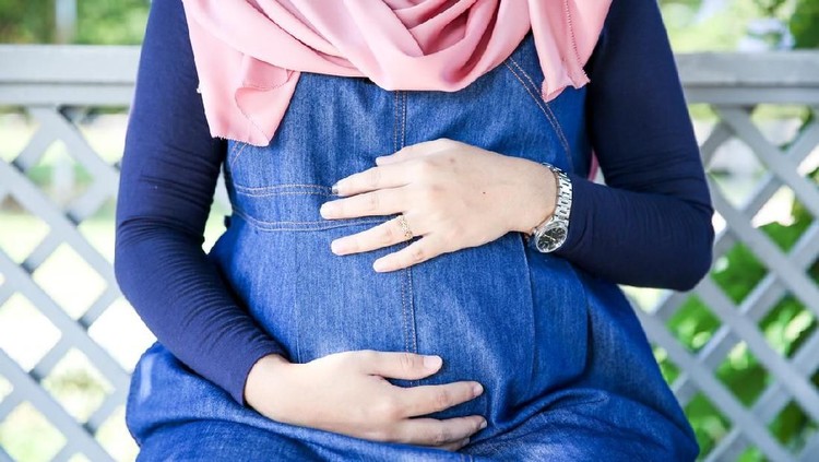Selain golongan bocah seperti kamu, golongan yang boleh tidak berpuasa ketika Ramadhan adalah ibu hamil dan menyusui.