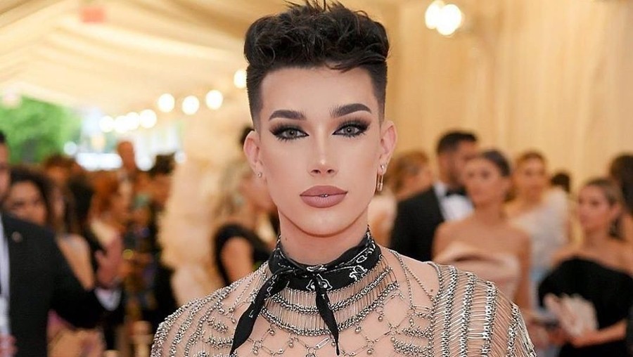 Alamat website online shop milik James Charles tidak bisa di akses hingga saat ini.