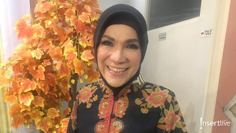 Lama tak muncul di TV ternyata Dorce Gamalama alih profesi nih, Bun. Menurut pengakuan artis yang biasa disapa Bunda Dorce itu, kini sibuk jadi penjual bunga.