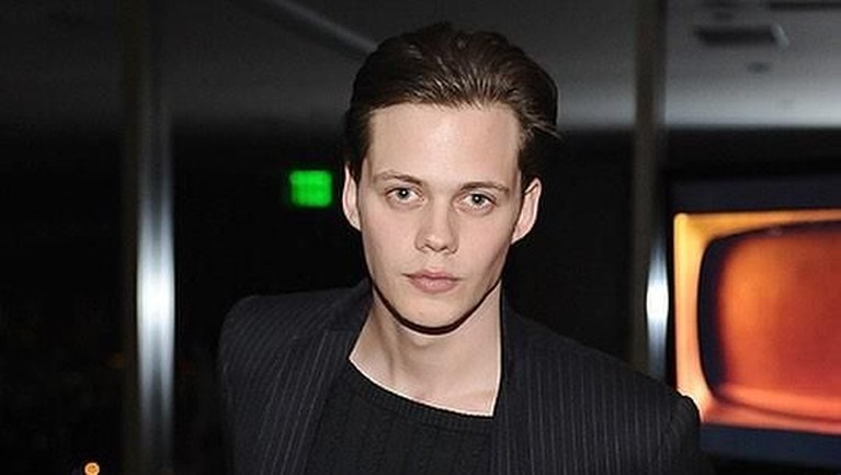 Bill Skarsgard adalah aktor yang berperan sebagai badut Pennywise dalam sekuel film It: Chapter 2. Berikut ini potret Bill saat tidak menjadi Pennywise.