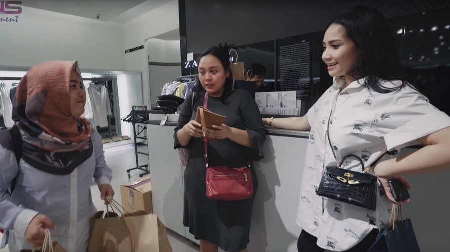 Nagita Slavina menghadihi pengasuh Rafathar untuk belanja sepuasnya, namun justru sang pengasuh kena kritik netizen.