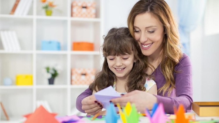 Biar puasa tidak membosankan, Bunda bisa mengajak anak membuat kartu ucapan lebaran lho. Dijamin menyenangkan dan membuat mereka semakin kreatif.