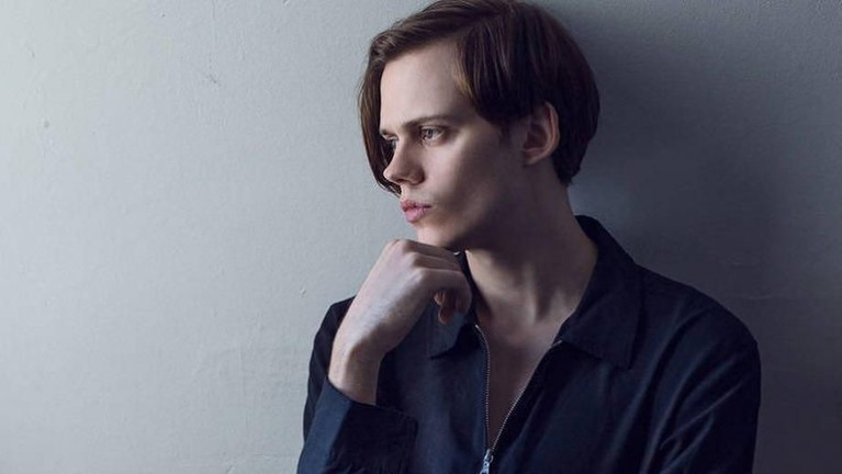 Bill Skarsgard adalah aktor yang berperan sebagai badut Pennywise dalam sekuel film It: Chapter 2. Berikut ini potret Bill saat tidak menjadi Pennywise.
