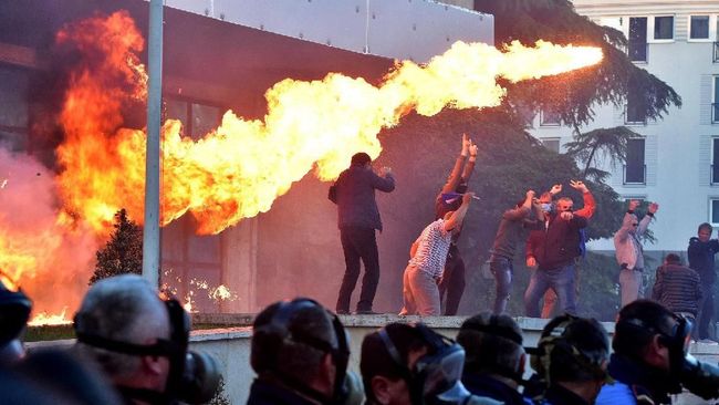 Demonstran Lempar Bom ke Kantor PM Albania