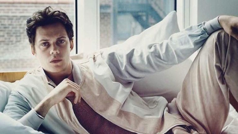 Sosok di Balik Pemeran Pennywise Dalam Film 'It: Chapter 2' Bill Skarsgard adalah aktor yang berperan sebagai badut Pennywise dalam sekuel film It: Chapter 2. Berikut ini potret Bill saat tidak menjadi Pennywise.