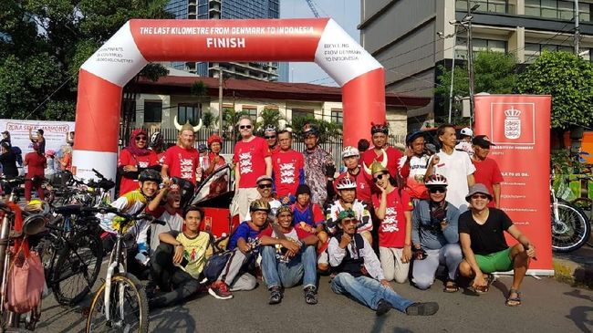 Seorang pria asal Denmark, Emil Hvidtfeldt, tiba di Indonesia setelah bersepeda sejauh 18 ribu km. Ia memilih finish di Indonesia karena menurutnya eksotis. 